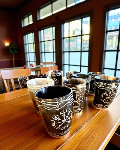 Valknut Handgefertigte kleine Tasse aus Büffelhorn mit nordischen Symbolen, Möglichkeit zur Personalisierung als Geschenk mit Gravur
