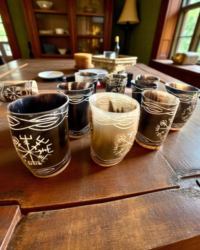 Valknut Handgefertigte kleine Tasse aus Büffelhorn mit nordischen Symbolen, Möglichkeit zur Personalisierung als Geschenk mit Gravur