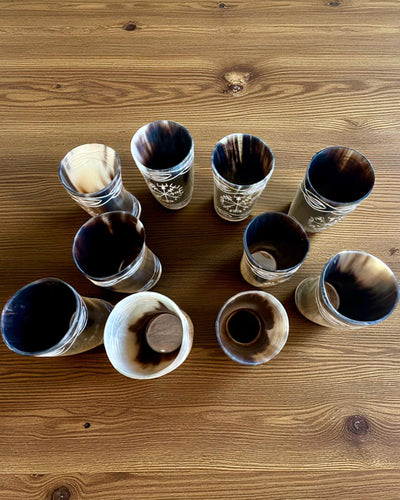 Valknut Handgefertigte kleine Tasse aus Büffelhorn mit nordischen Symbolen, Möglichkeit zur Personalisierung als Geschenk mit Gravur