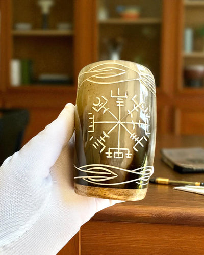 Valknut Handgefertigte kleine Tasse aus Büffelhorn mit nordischen Symbolen, Möglichkeit zur Personalisierung als Geschenk mit Gravur