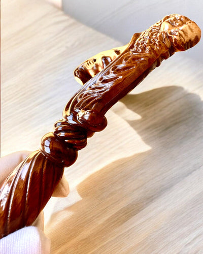 Spazierstock 'König des Dschungels', aus Holz, mit Möglichkeit zur Personalisierung durch Gravur