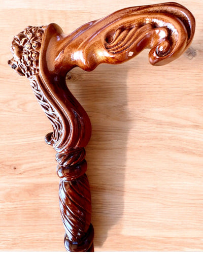 Spazierstock 'König des Dschungels', aus Holz, mit Möglichkeit zur Personalisierung durch Gravur