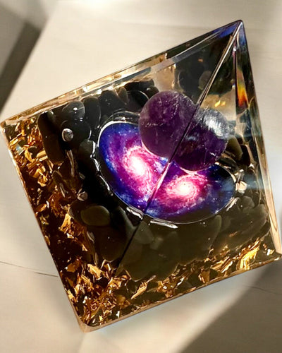 Orgonit-Energiepyramide der Kosmischen Energie - Amulett mit Amethyst und Spänen