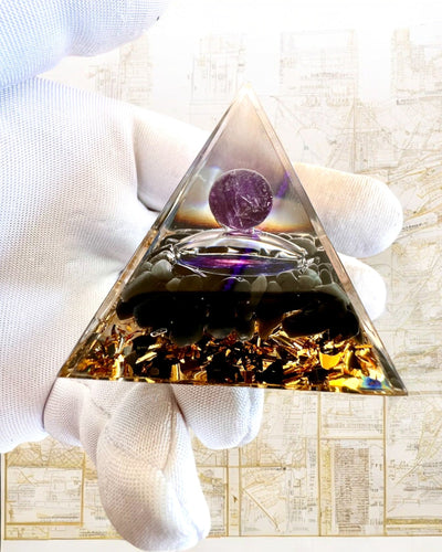 Orgonit-Energiepyramide der Kosmischen Energie - Amulett mit Amethyst und Spänen