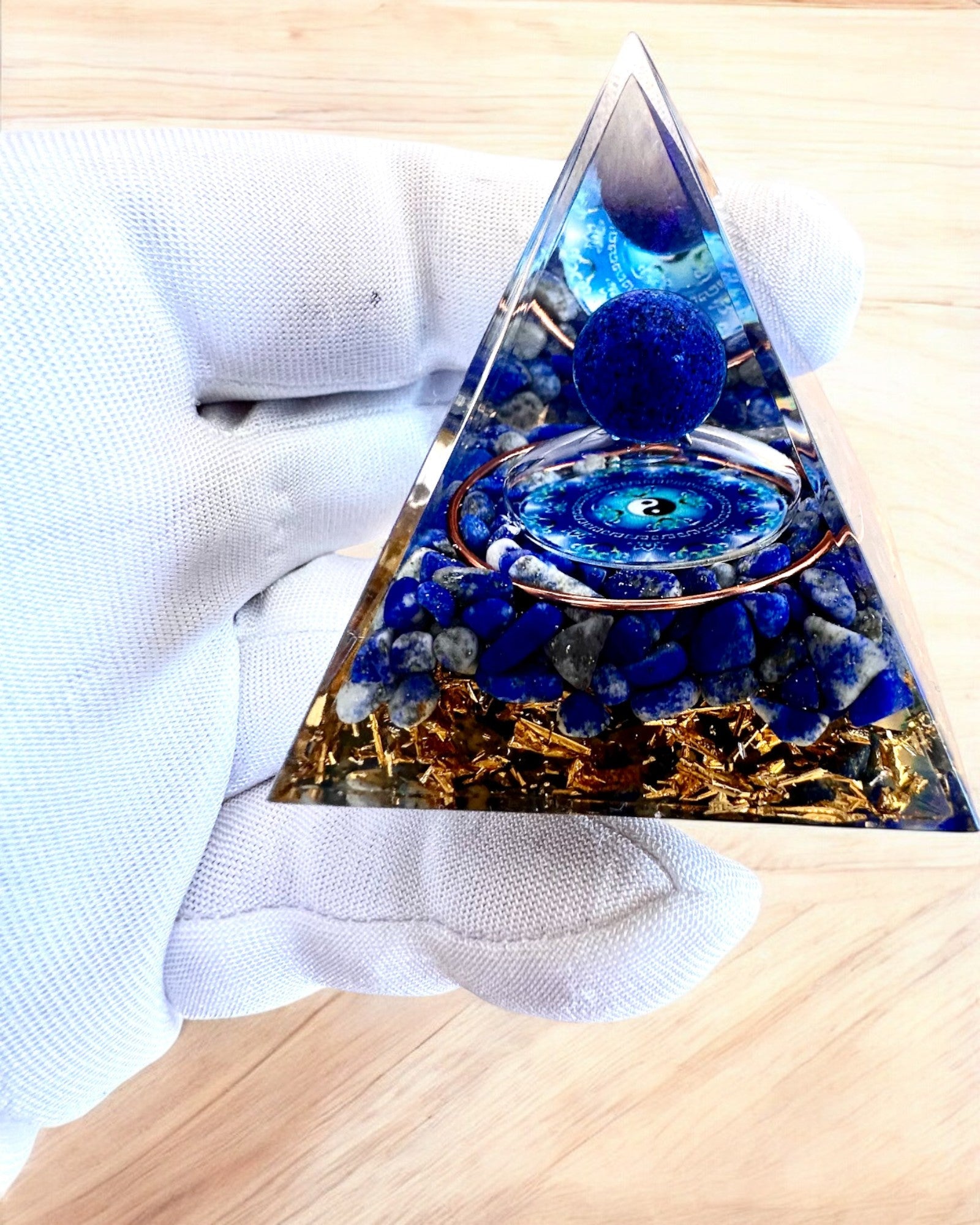 Orgonit-Energiepyramide "Zenith" mit Lapislazuli, ideal als Geschenk