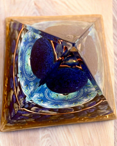 Orgonit-Energiepyramide "Zenith" mit Lapislazuli, ideal als Geschenk