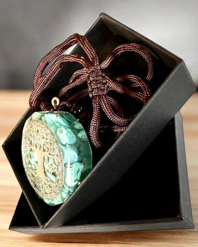 Amulett "Baum des Lebens" mit Türkis – Deine persönliche Stärke, Halskette als Geschenk, Personalisierung mit Gravur