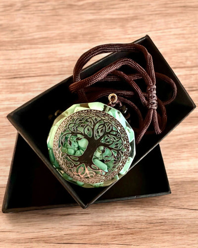 Amulett "Baum des Lebens" mit Türkis – Deine persönliche Stärke, Halskette als Geschenk, Personalisierung mit Gravur