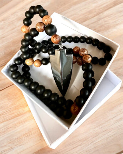Strzała Mocy – Halskette mit schwarzem Obsidian und Holzperlen, personalisiert mit Gravur als Geschenk