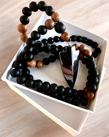 Strzała Mocy – Halskette mit schwarzem Obsidian und Holzperlen, personalisiert mit Gravur als Geschenk