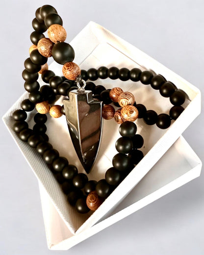 Strzała Mocy – Halskette mit schwarzem Obsidian und Holzperlen, personalisiert mit Gravur als Geschenk