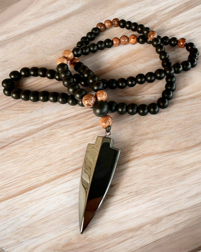 Strzała Mocy – Halskette mit schwarzem Obsidian und Holzperlen, personalisiert mit Gravur als Geschenk