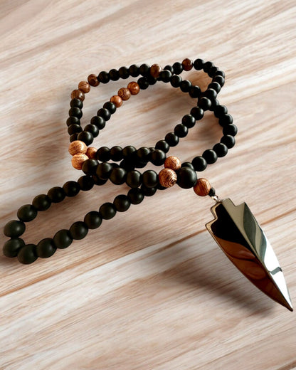 Strzała Mocy – Halskette mit schwarzem Obsidian und Holzperlen, personalisiert mit Gravur als Geschenk