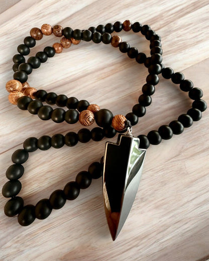 Strzała Mocy – Halskette mit schwarzem Obsidian und Holzperlen, personalisiert mit Gravur als Geschenk