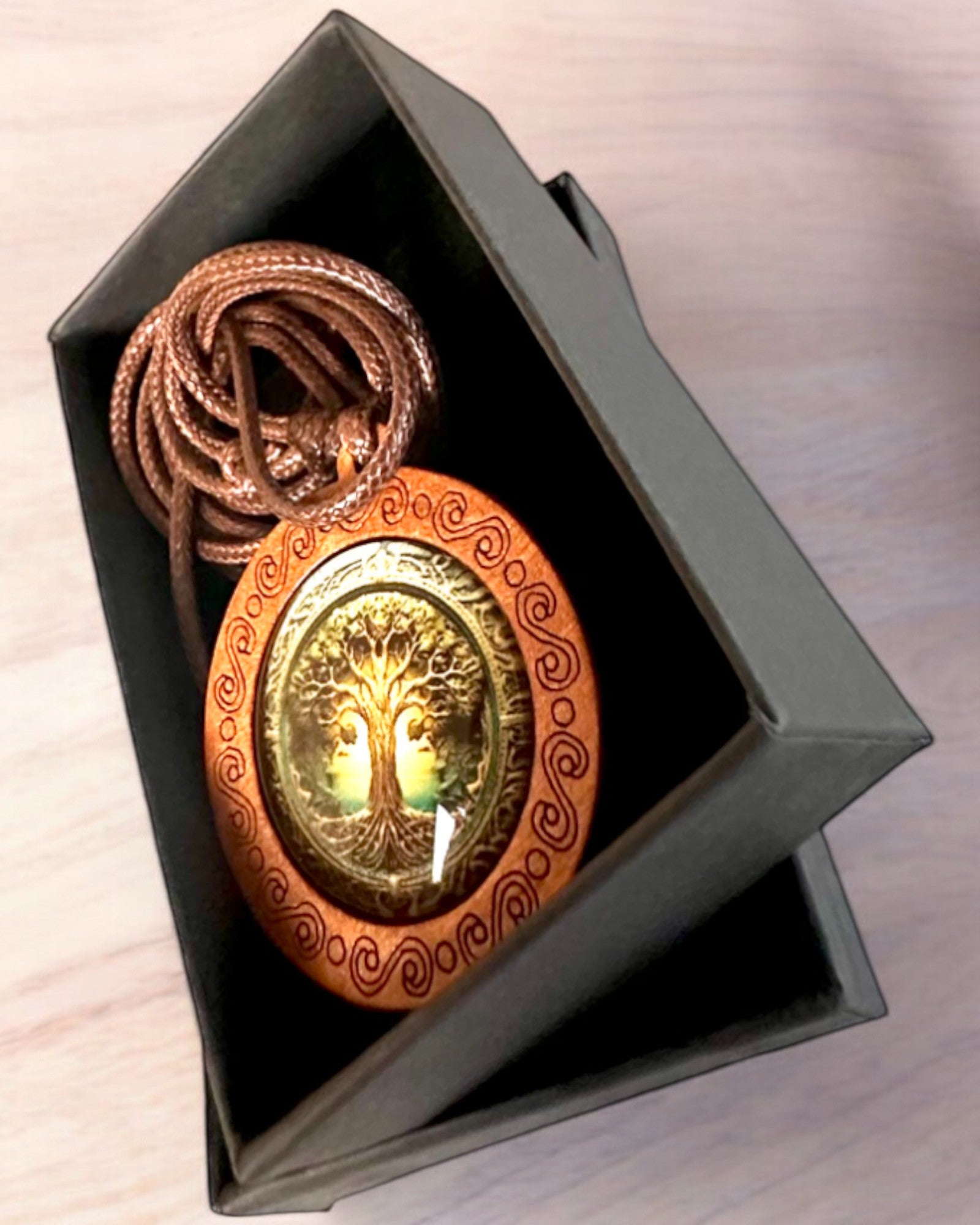 Amulett des Lebens "Stammbaum" - Handgefertigte Halskette aus Holz und Glas, mit der Möglichkeit zur Personalisierung durch Gravur als Geschenk