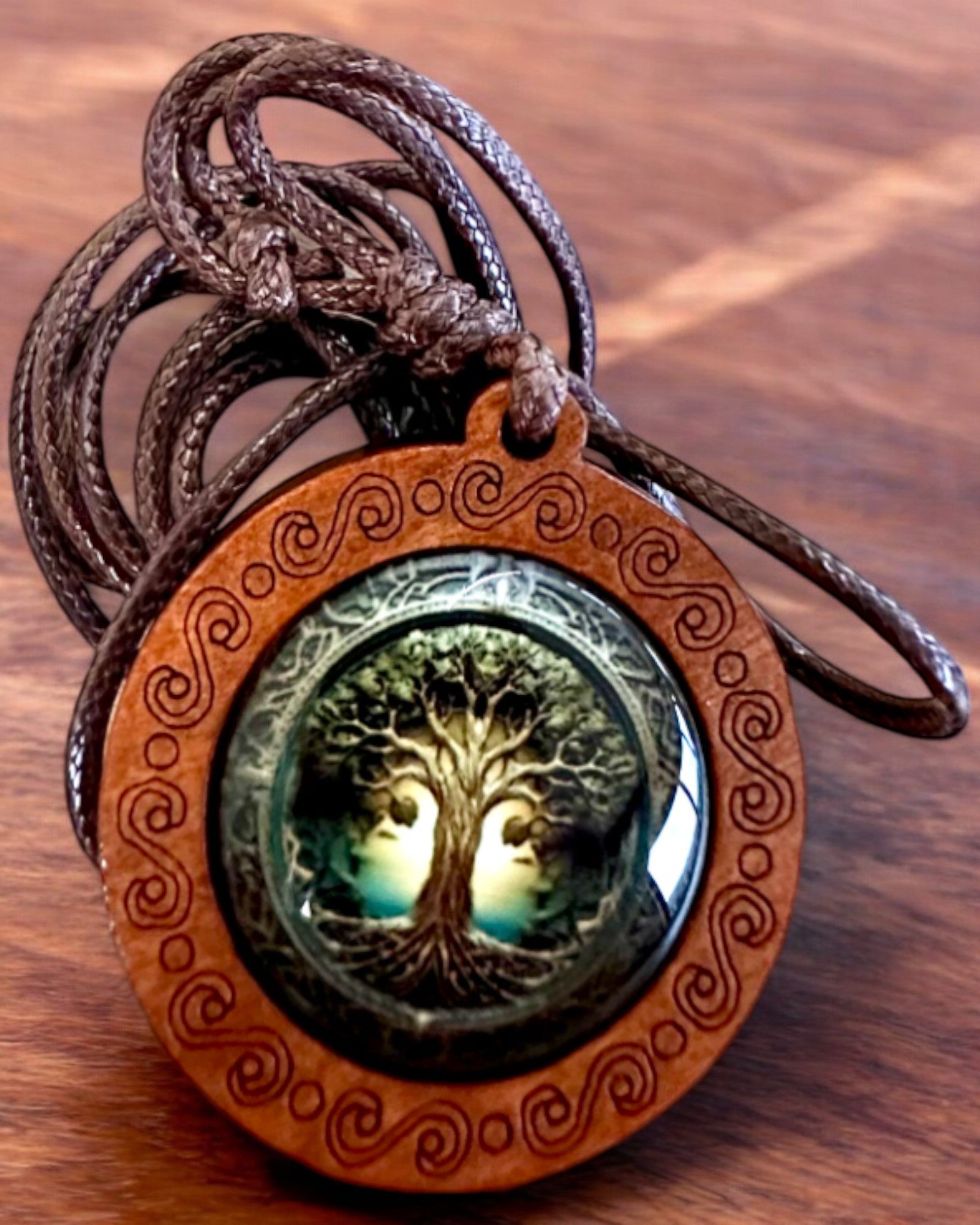 Amulett des Lebens "Stammbaum" - Handgefertigte Halskette aus Holz und Glas, mit der Möglichkeit zur Personalisierung durch Gravur als Geschenk