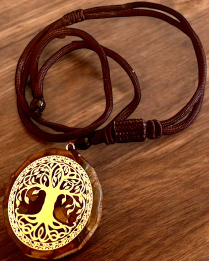 Amulett "Baum des Lebens" mit Tigerauge, Halskette als Geschenk mit personalisierter Gravur