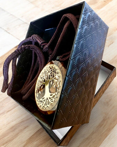 Amulett "Baum des Lebens" mit Tigerauge, Halskette als Geschenk mit personalisierter Gravur