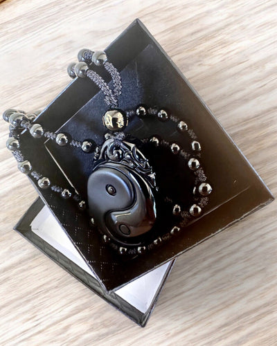 Obsidian Yin Yang Amulett mit Gravur - Harmonie und Schutz, personalisierte Gravur als Geschenk
