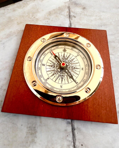 Kompass „Navigator2” - Klassische Eleganz in Messing und Holz, Personalisierung mit Gravur als Geschenk