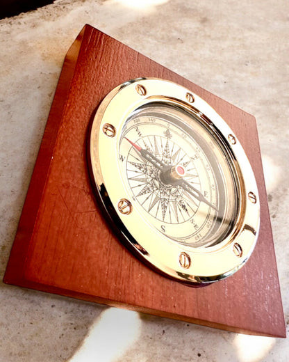 Kompass „Navigator2” - Klassische Eleganz in Messing und Holz, Personalisierung mit Gravur als Geschenk