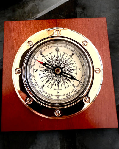 Kompass „Navigator2” - Klassische Eleganz in Messing und Holz, Personalisierung mit Gravur als Geschenk