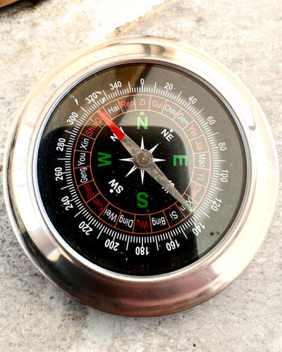 Feng Shui Kompass – Stählerne Präzision, personalisiert mit Gravur als Geschenk