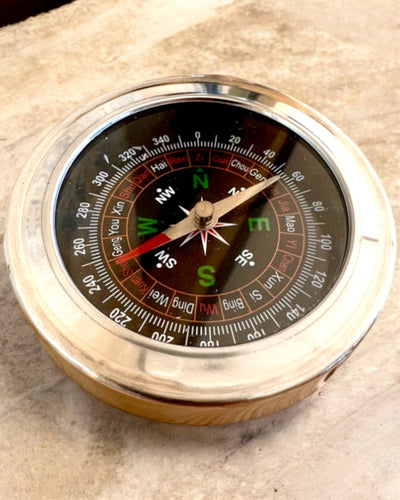 Feng Shui Kompass – Stählerne Präzision, personalisiert mit Gravur als Geschenk