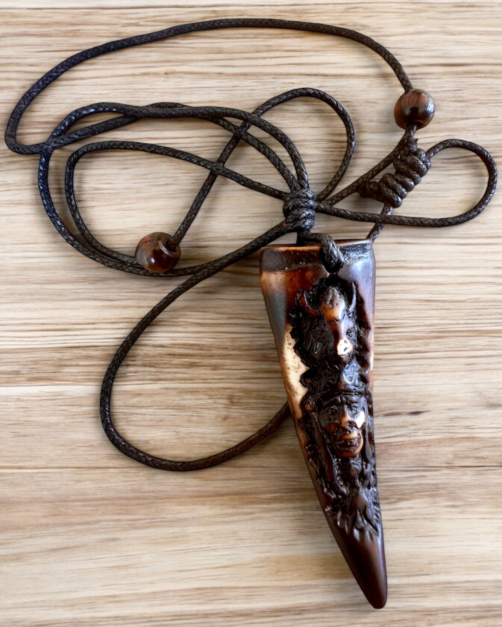 Wilczy Kieł Halskette, Amulett aus Harz - Mystische Kraft der Natur, Möglichkeit zur Personalisierung mit Gravur als Geschenk