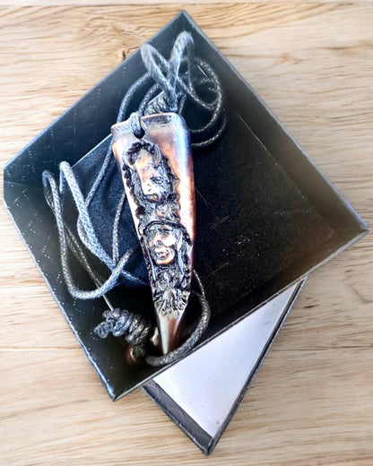 Wilczy Kieł Halskette, Amulett aus Harz - Mystische Kraft der Natur, Möglichkeit zur Personalisierung mit Gravur als Geschenk