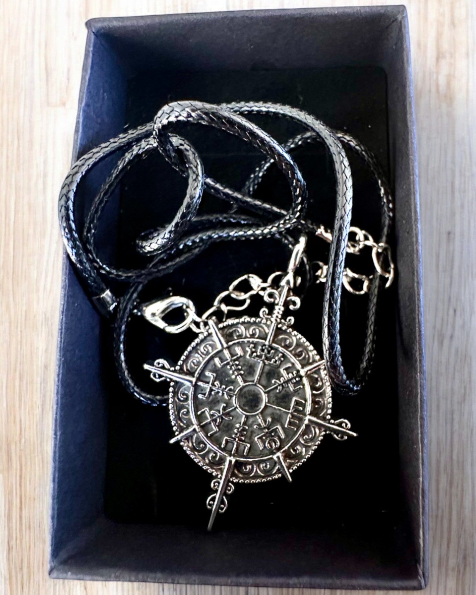 Amulett "Wojownik Północy" - Wikingerkompass, personalisierbar mit Gravur als Geschenk, 2 Varianten zur Auswahl