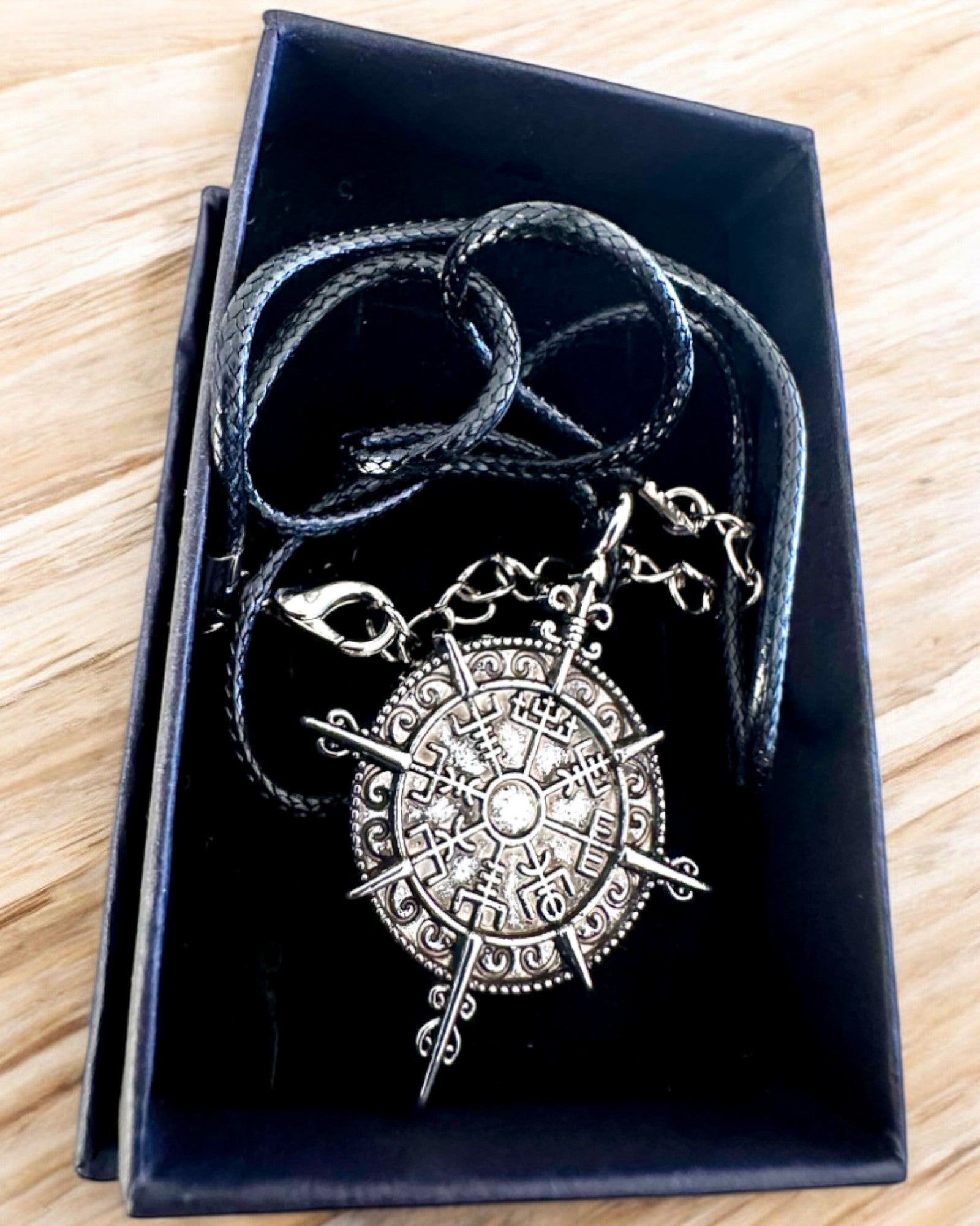 Amulett "Wojownik Północy" - Wikingerkompass, personalisierbar mit Gravur als Geschenk, 2 Varianten zur Auswahl