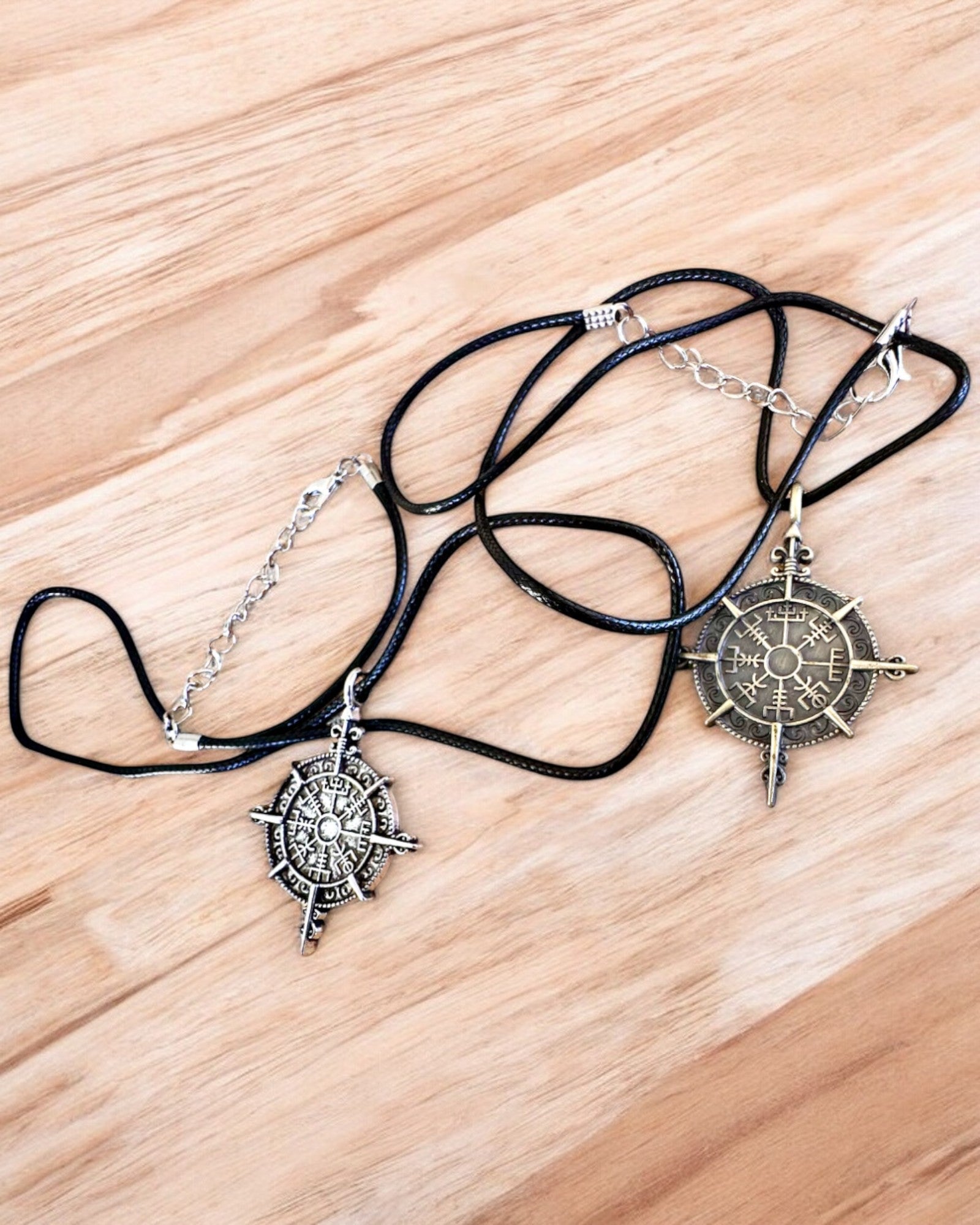 Amulett "Wojownik Północy" - Wikingerkompass, personalisierbar mit Gravur als Geschenk, 2 Varianten zur Auswahl