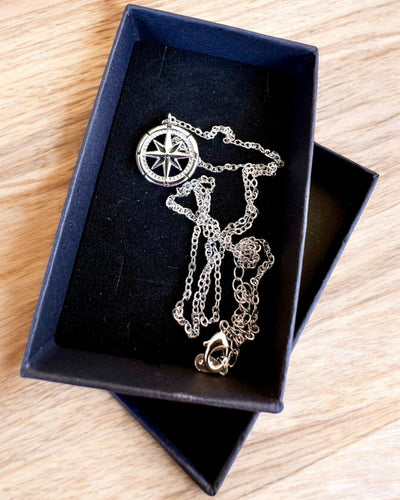 Silberne Halskette mit kleinem Symbol - „Reisekompass“, personalisierbar mit Gravur als Geschenk