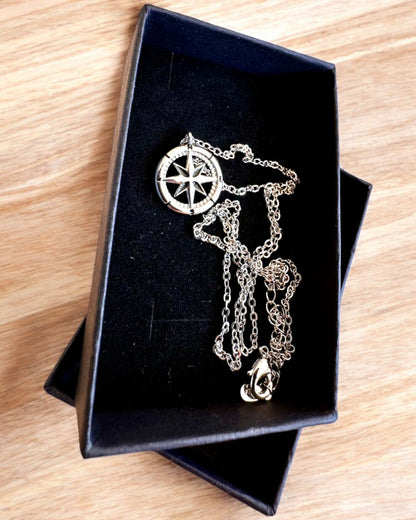 Silberne Halskette mit kleinem Symbol - „Reisekompass“, personalisierbar mit Gravur als Geschenk