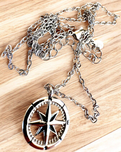 Silberne Halskette mit kleinem Symbol - „Reisekompass“, personalisierbar mit Gravur als Geschenk