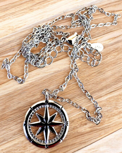 Silberne Halskette mit kleinem Symbol - „Reisekompass“, personalisierbar mit Gravur als Geschenk