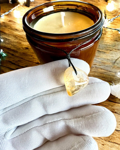 Intentionale Sojakerze 250 ml mit Naturstein – wählen Sie Ihre Energie: Citrin oder Granat, Personalisierung mit Gravur als Geschenk