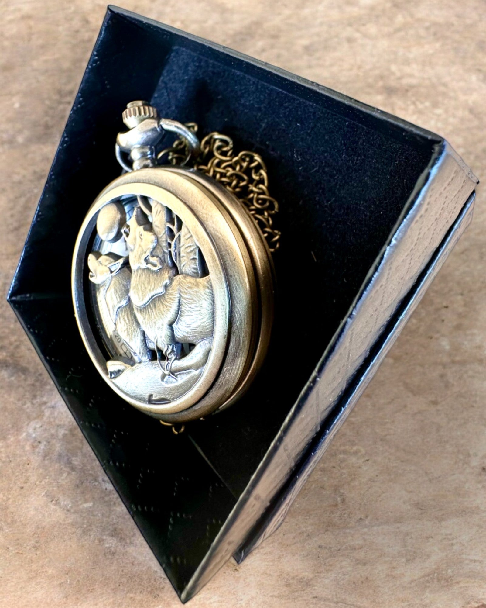„Luna Wolf” – Stilvolle Taschenuhr mit Wölfen, personalisierbar mit Gravur als Geschenk