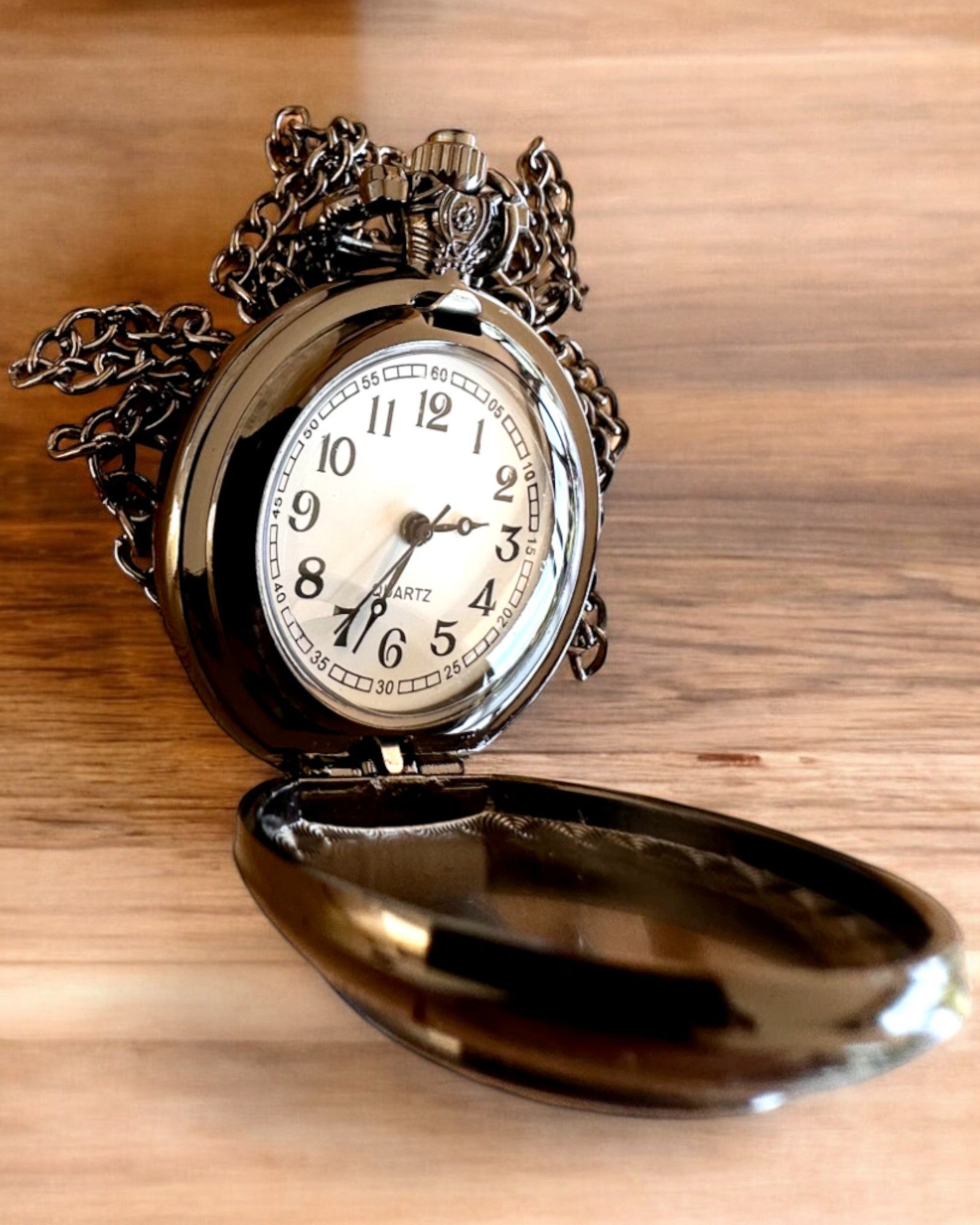Taschenuhr 'Kuss der Raben' mit Gravur – Personalisierung mit Gravur als Geschenk