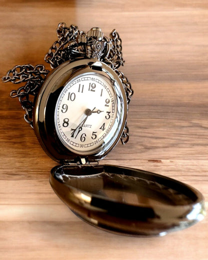 Taschenuhr 'Kuss der Raben' mit Gravur – Personalisierung mit Gravur als Geschenk