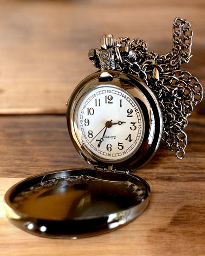 Taschenuhr 'Kuss der Raben' mit Gravur – Personalisierung mit Gravur als Geschenk