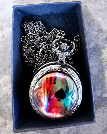 Taschenuhr "Magisches Deck" - Stilvolles Accessoire aus Edelstahl, personalisiert mit Gravur als Geschenk