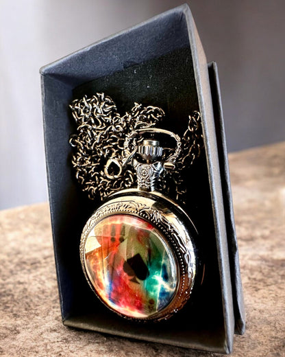 Taschenuhr "Magisches Deck" - Stilvolles Accessoire aus Edelstahl, personalisiert mit Gravur als Geschenk
