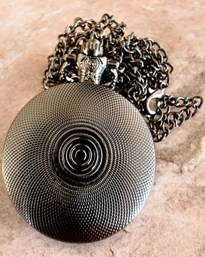 Taschenuhr "Magisches Deck" - Stilvolles Accessoire aus Edelstahl, personalisiert mit Gravur als Geschenk