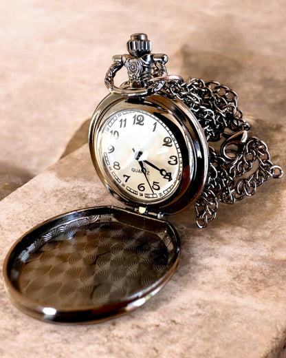 Taschenuhr "Magisches Deck" - Stilvolles Accessoire aus Edelstahl, personalisiert mit Gravur als Geschenk