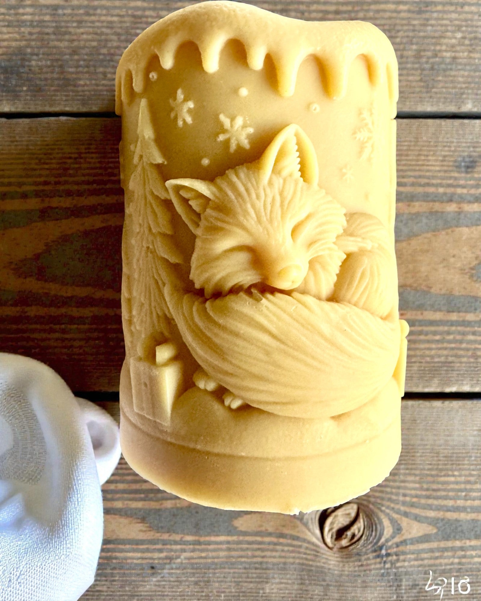 Sojakerze Winterfuchs, 7,5 cm Höhe, handgegossene Sojakerze mit einem niedlichen schlafenden Fuchs, personalisierbar mit Gravur auf dem Schild