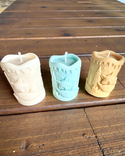 Sojakerze Winterfuchs, 7,5 cm Höhe, handgegossene Sojakerze mit einem niedlichen schlafenden Fuchs, personalisierbar mit Gravur auf dem Schild