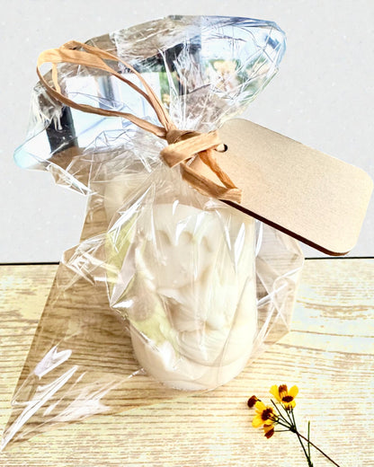 Sojakerze Winterfuchs, 7,5 cm Höhe, handgegossene Sojakerze mit einem niedlichen schlafenden Fuchs, personalisierbar mit Gravur auf dem Schild