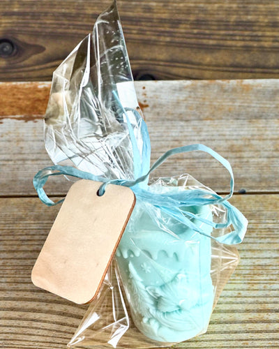 Sojakerze Winterfuchs, 7,5 cm Höhe, handgegossene Sojakerze mit einem niedlichen schlafenden Fuchs, personalisierbar mit Gravur auf dem Schild